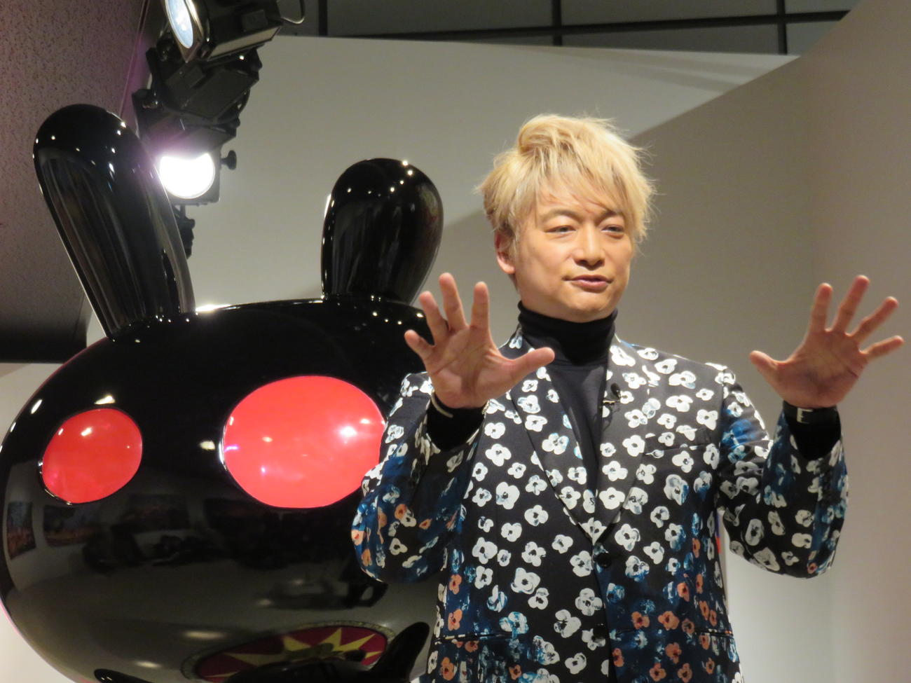 個展開催前に会見した香取慎吾