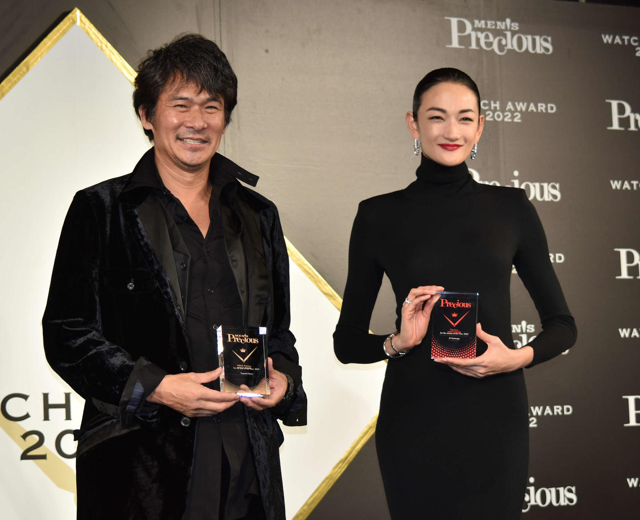 「Precious WATCH AWARD 2022」に出席し、「時の人」賞を受賞した伊原剛志と冨永愛
