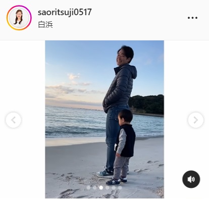 波打ち際で海を眺める長男と夫の阪神山本泰寛（辻沙穂里アナのインスタグラムより）