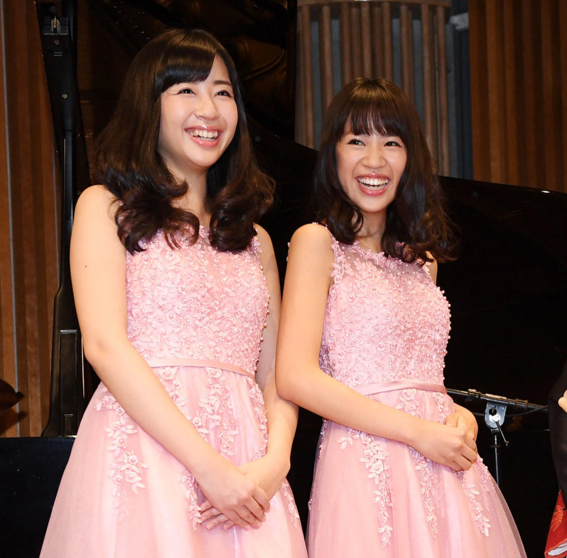 山田姉妹の姉華（左）、妹麗（17年2月撮影）