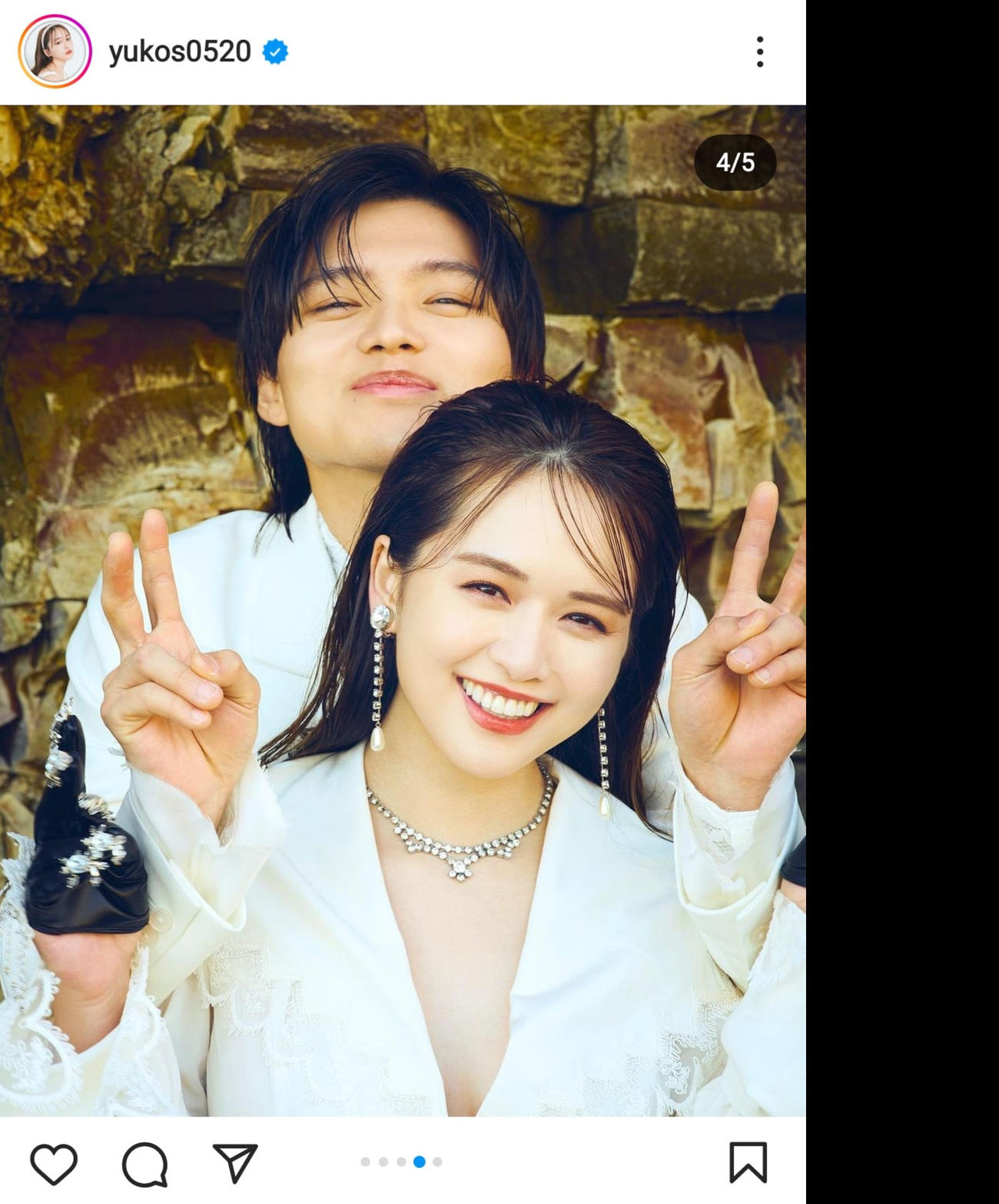 “ゆうこす”こと菅本裕子は「Dios」ボーカルたなかと笑顔でピース（インスタグラムより）