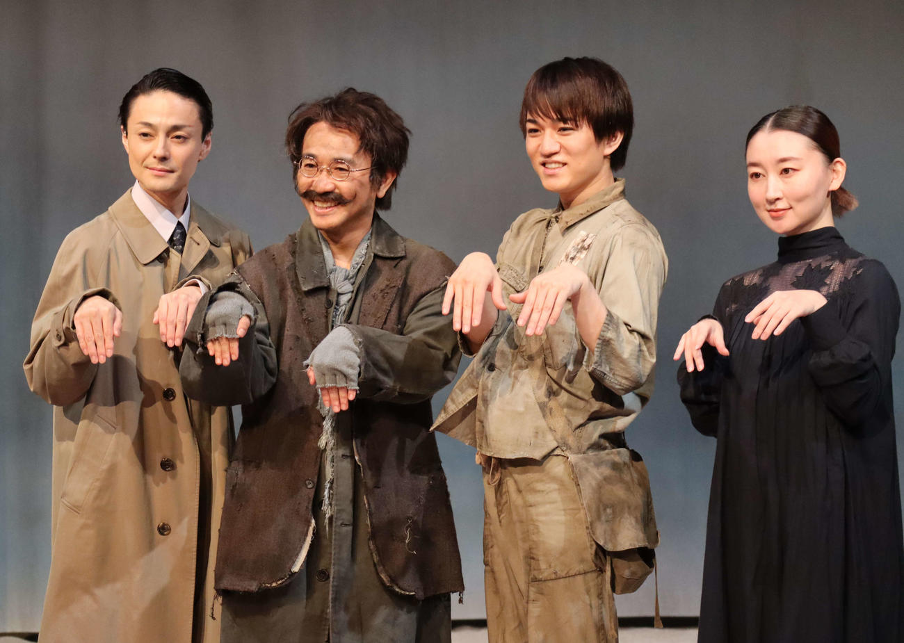 舞台「幽霊はここにいる」の取材会に出席した、左から木村了、八嶋智人、神山智洋、演出の稲葉賀恵氏