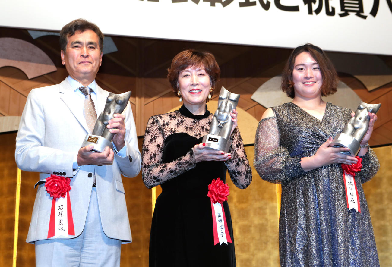 ゆうもあ大賞を受賞し笑顔を見せる石原良純（左）高畑淳子（中央）北口榛花（撮影・足立雅史）