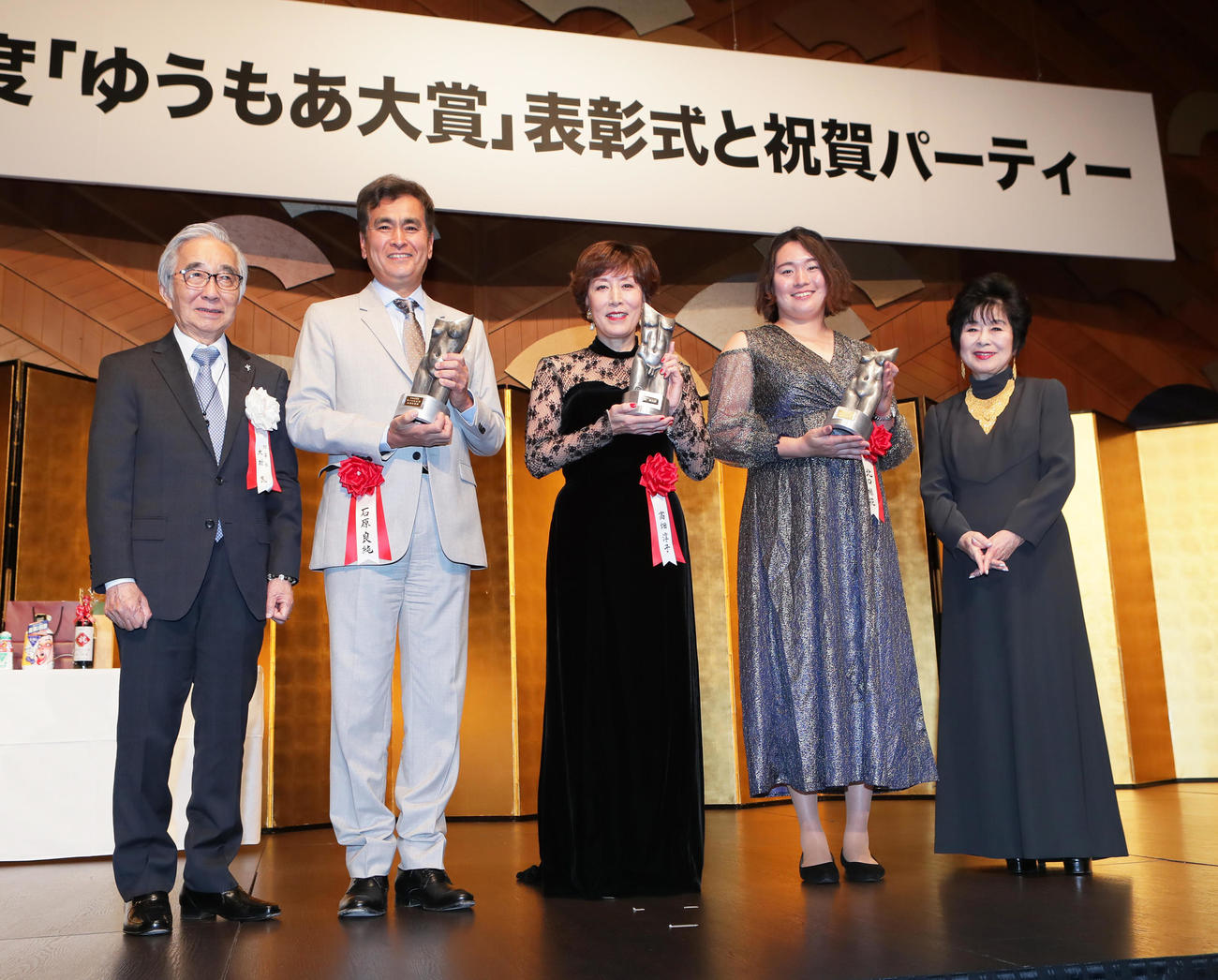 ゆうもあ大賞表彰式で記念撮影に臨む受賞者の、左から1人おいて石原良純、高畑淳子、北口榛花。左端は大村崑、右端は山東昭子氏（撮影・足立雅史）