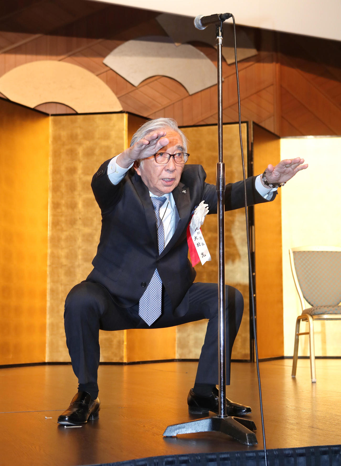 ゆうもあ大賞表彰式のあいさつでスクワットを披露する大村崑（撮影・足立雅史）