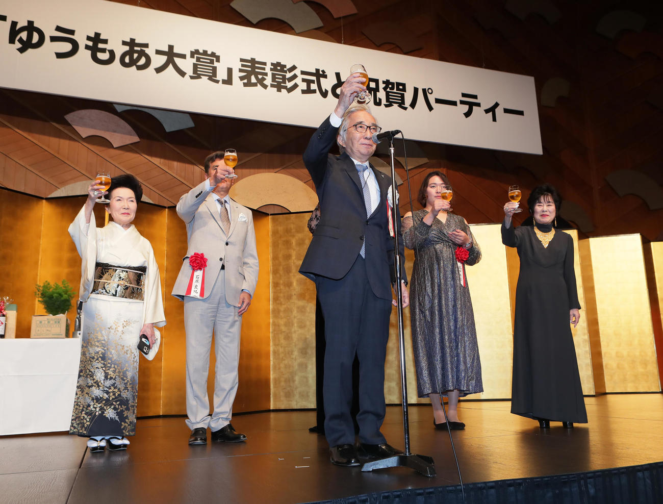 ゆうもあ大賞表彰式で乾杯の発声を行う大村崑（中央）（撮影・足立雅史）