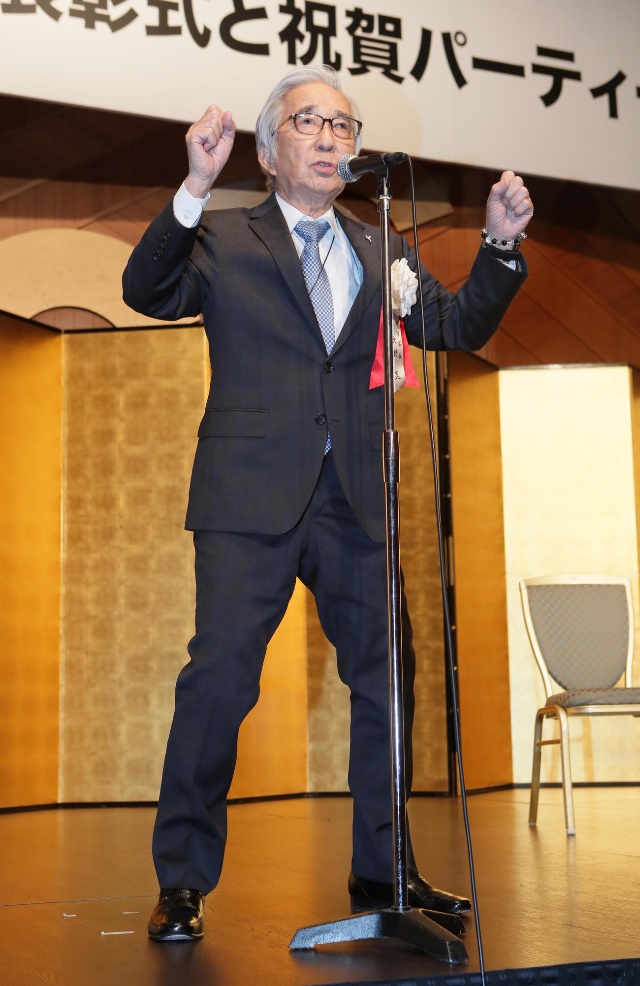 ゆうもあ大賞表彰式であいさつする大村崑（撮影・足立雅史）