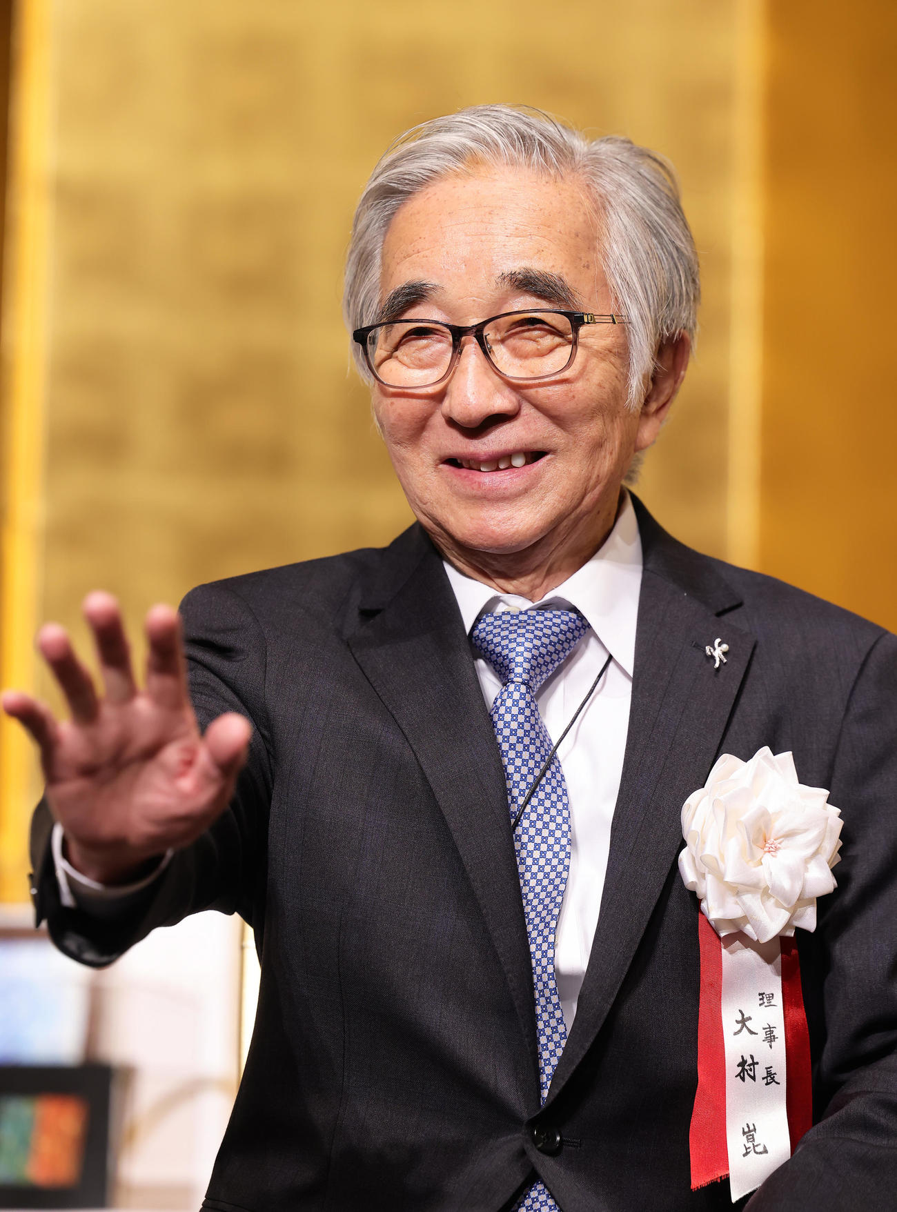 ゆうもあ大賞表彰式で笑顔を見せる大村崑（撮影・足立雅史）