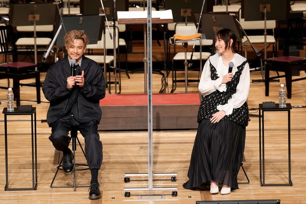 NHK大河ドラマ「鎌倉殿の13人」のファンミーティングに出演した小栗旬（左）と新垣結衣