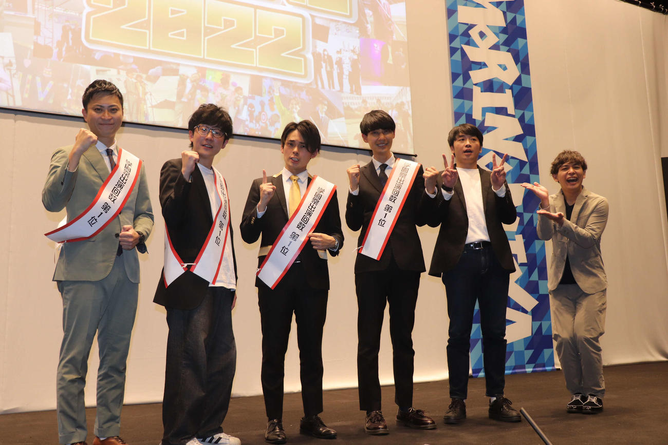「学祭KING2022」に出演した、左からヘンダーソンの子安裕樹、中村フー、祗園の木崎太郎、桜井健一朗、さや香の新山と石井