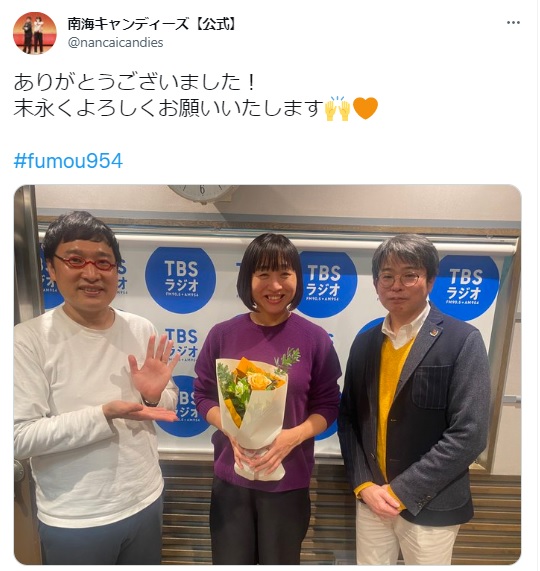 南海キャンディーズしずちゃん（中央）と婚約した俳優佐藤達。左はしずちゃんの相方・山里亮太（南海キャンディーズ公式ツイッターより）