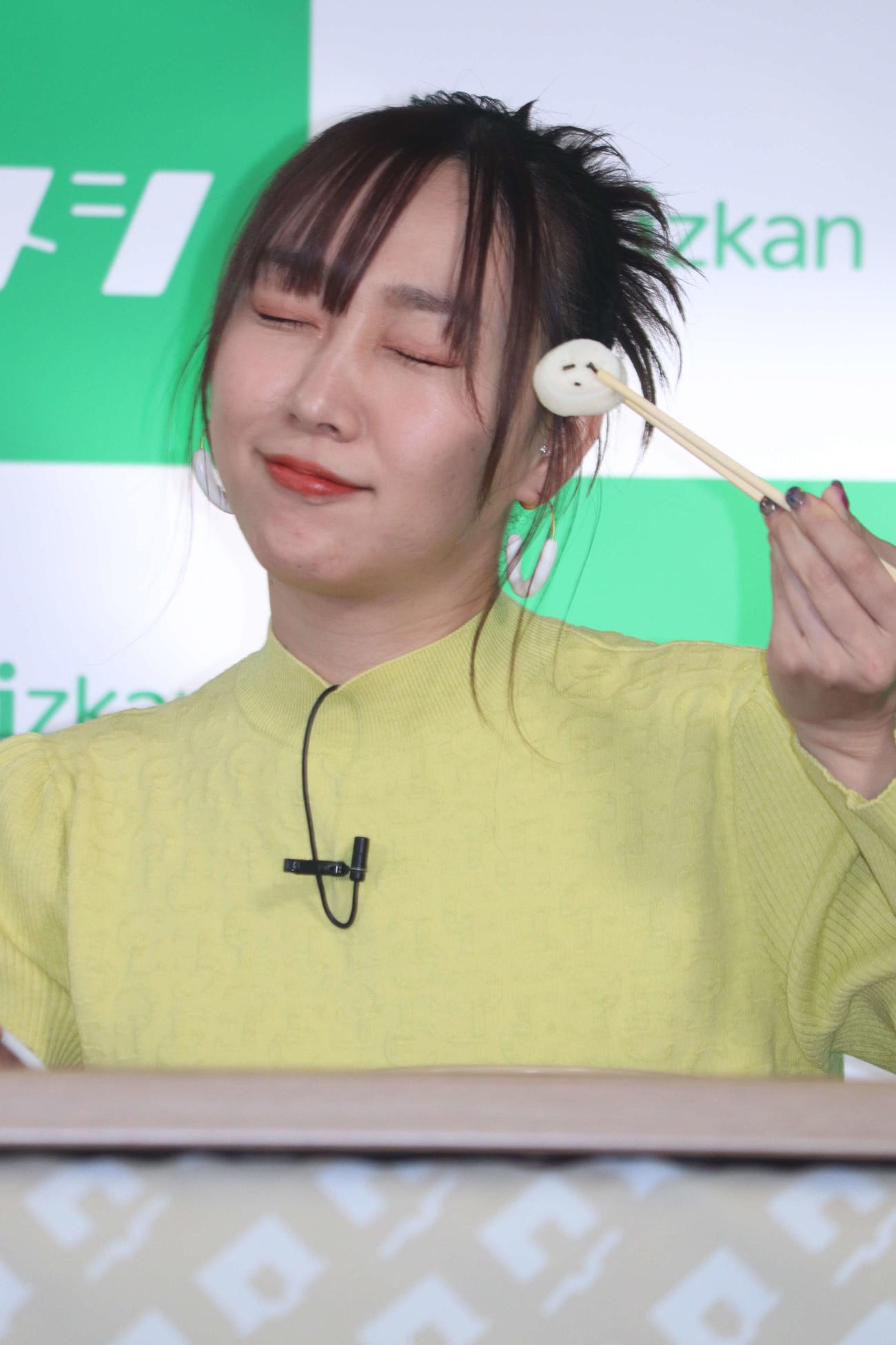 「凹メシ食堂」発表会で「へこみはんぺん」と同じへこんだ顔を見せる須田亜香里（撮影・加藤理沙）