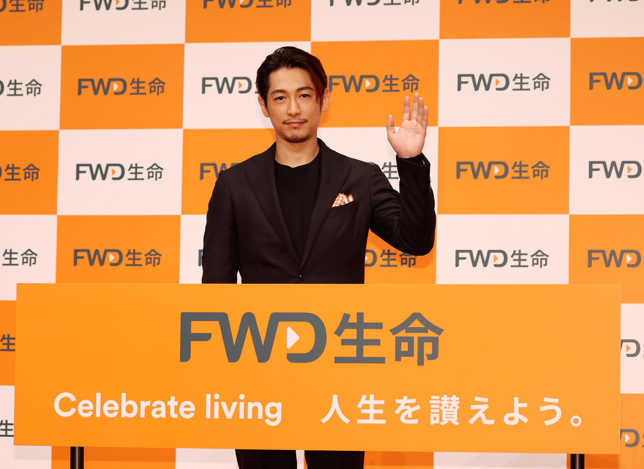 アンバサダーに就任しポーズするディーン・フジオカ（撮影・鈴木正人）
