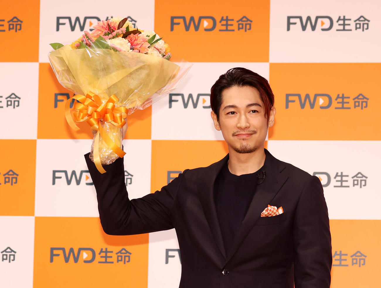 アンバサダーに就任し花束を受け取るディーン・フジオカ（撮影・鈴木正人）