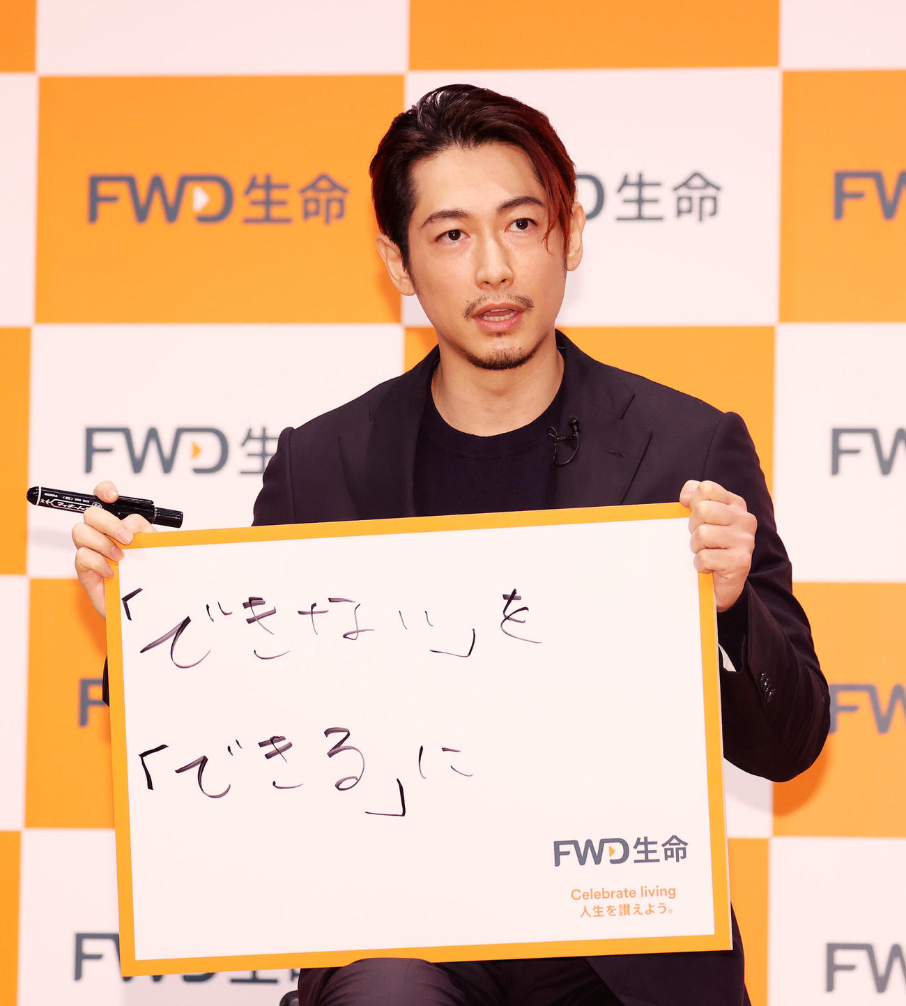 「人生を楽しむひけつは？」の質問に「できない」を「できる」にと答えるディーン・フジオカ（撮影・鈴木正人）