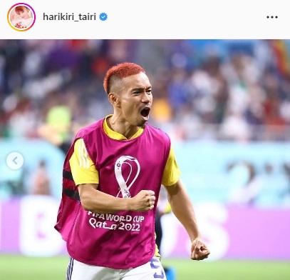 雄たけびを上げる長友佑都（平愛梨のインスタグラムより）