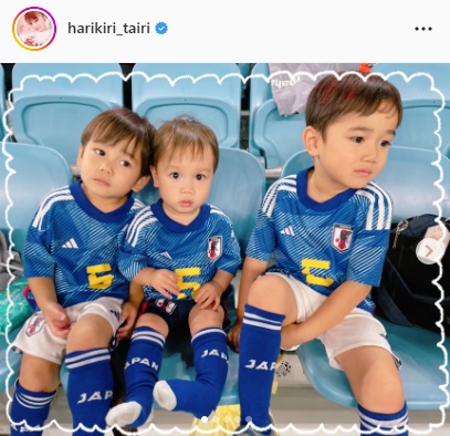 サッカー日本代表のユニホームを着る平愛梨の子どもたち（平愛梨のインスタグラムより）
