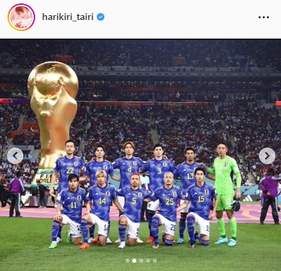 整列するサッカー日本代表。前列中央が夫の長友佑都（平愛梨のインスタグラムより）