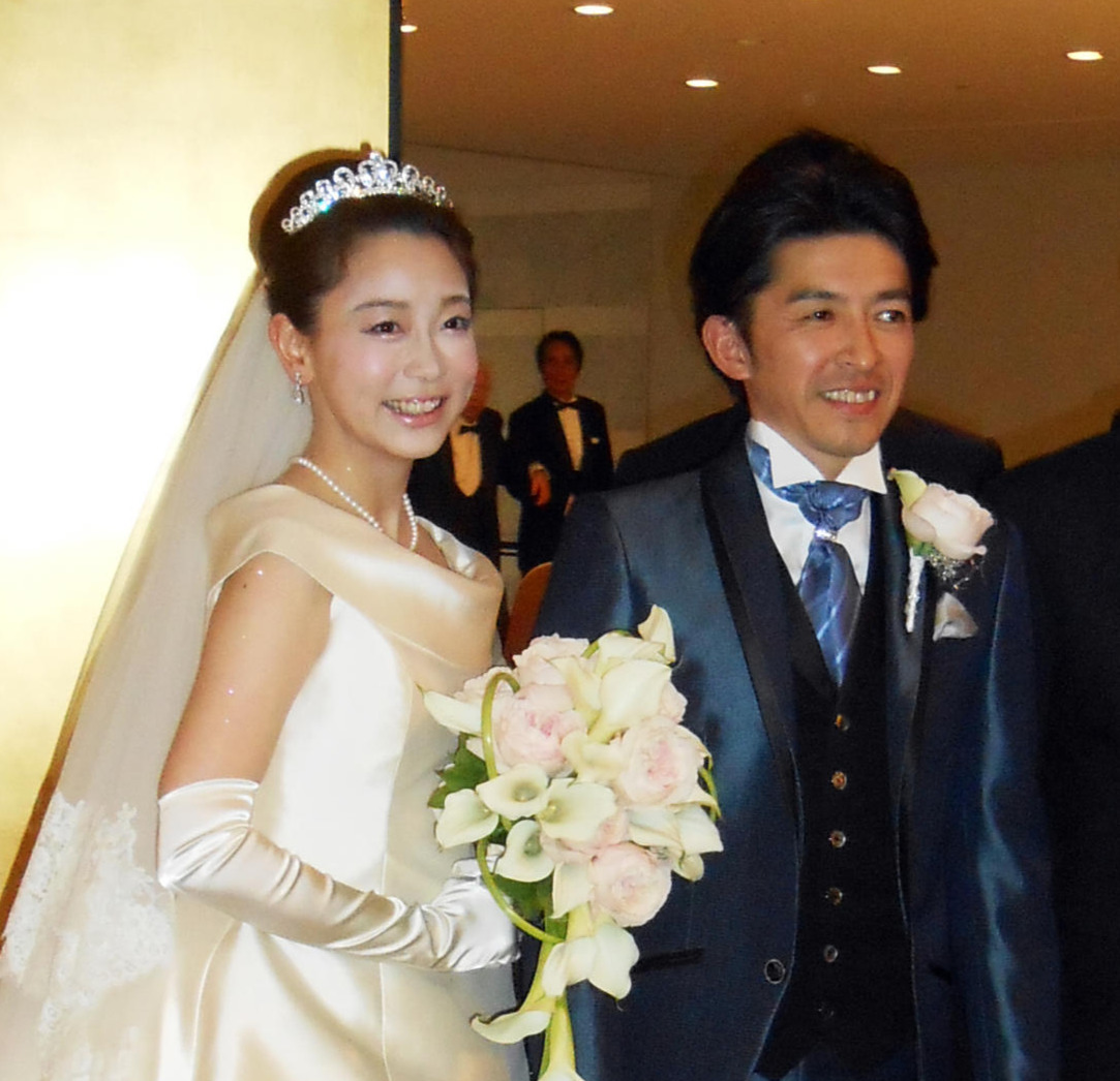 13年12月、披露宴を行った福永騎手（右）とフリーアナウンサーの松尾翠