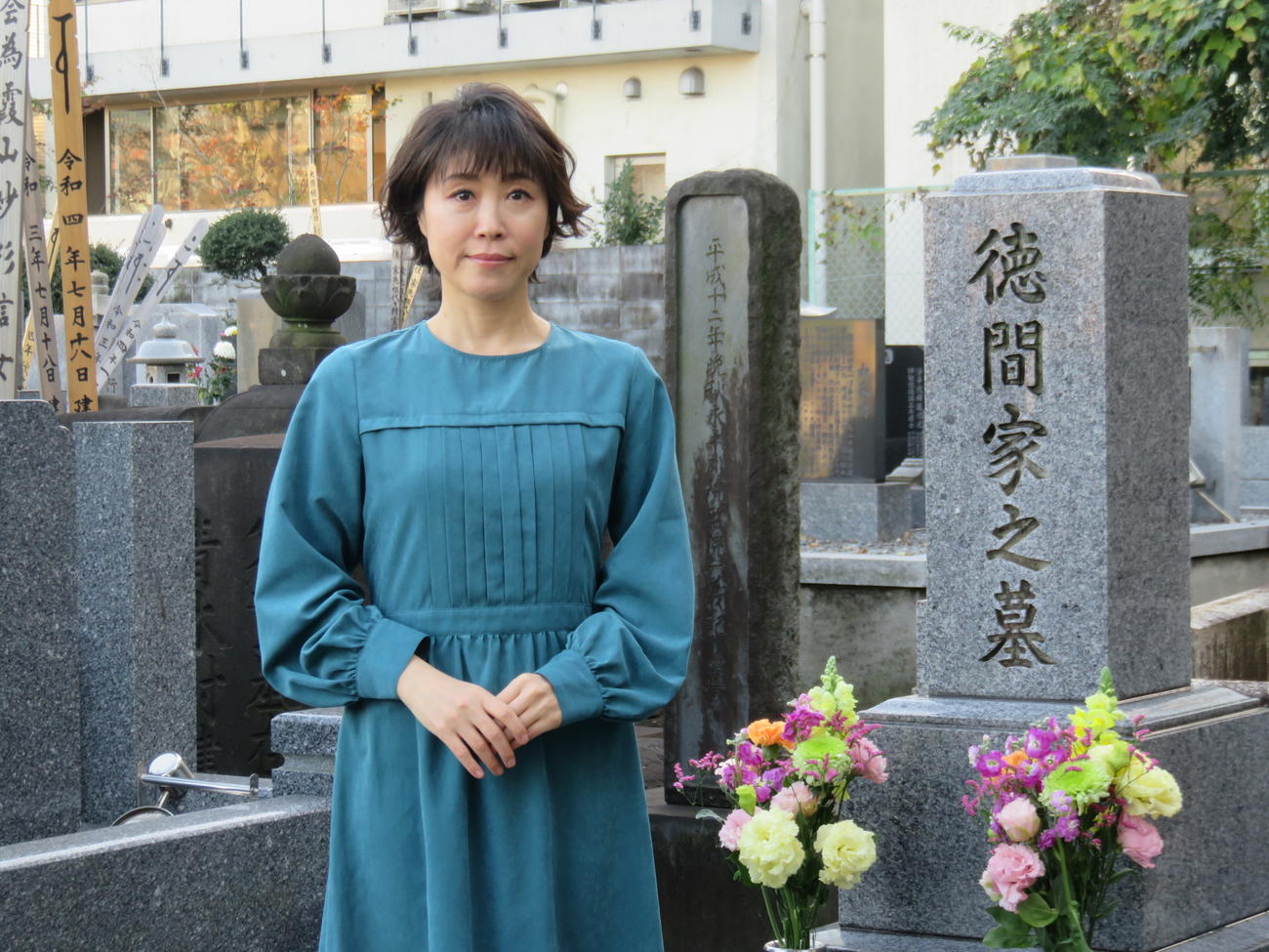 徳間康快さんの墓前を訪れ紅白出場を報告した水森かおり
