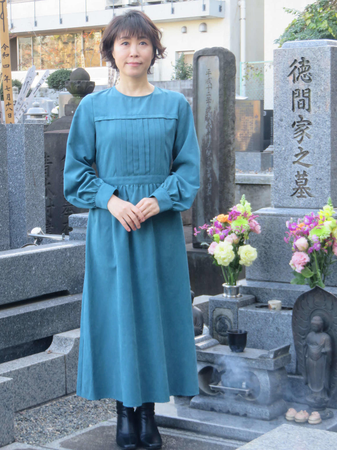 徳間康快さんの墓前を訪れ紅白出場を報告した水森かおり