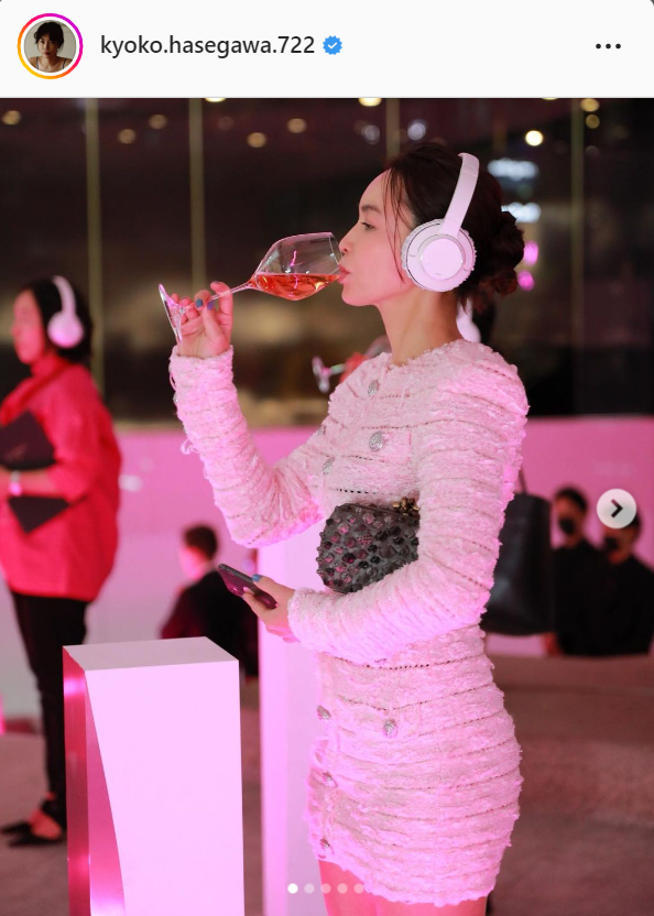 憂雅にシャンパンを飲む長谷川京子（インスタグラムより）