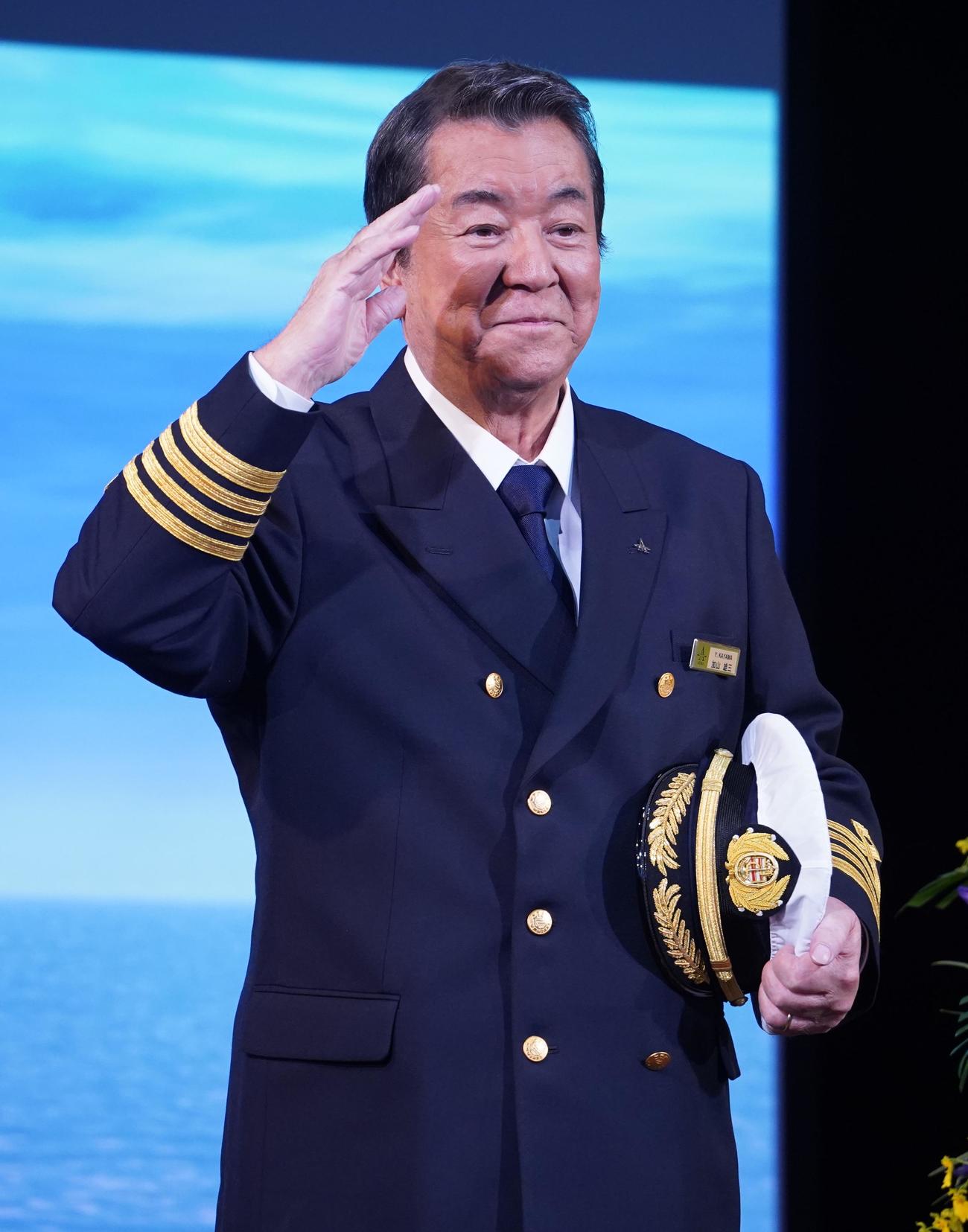 ラストライブの出航前に、囲み取材に応じた加山雄三（撮影・佐藤勝亮）