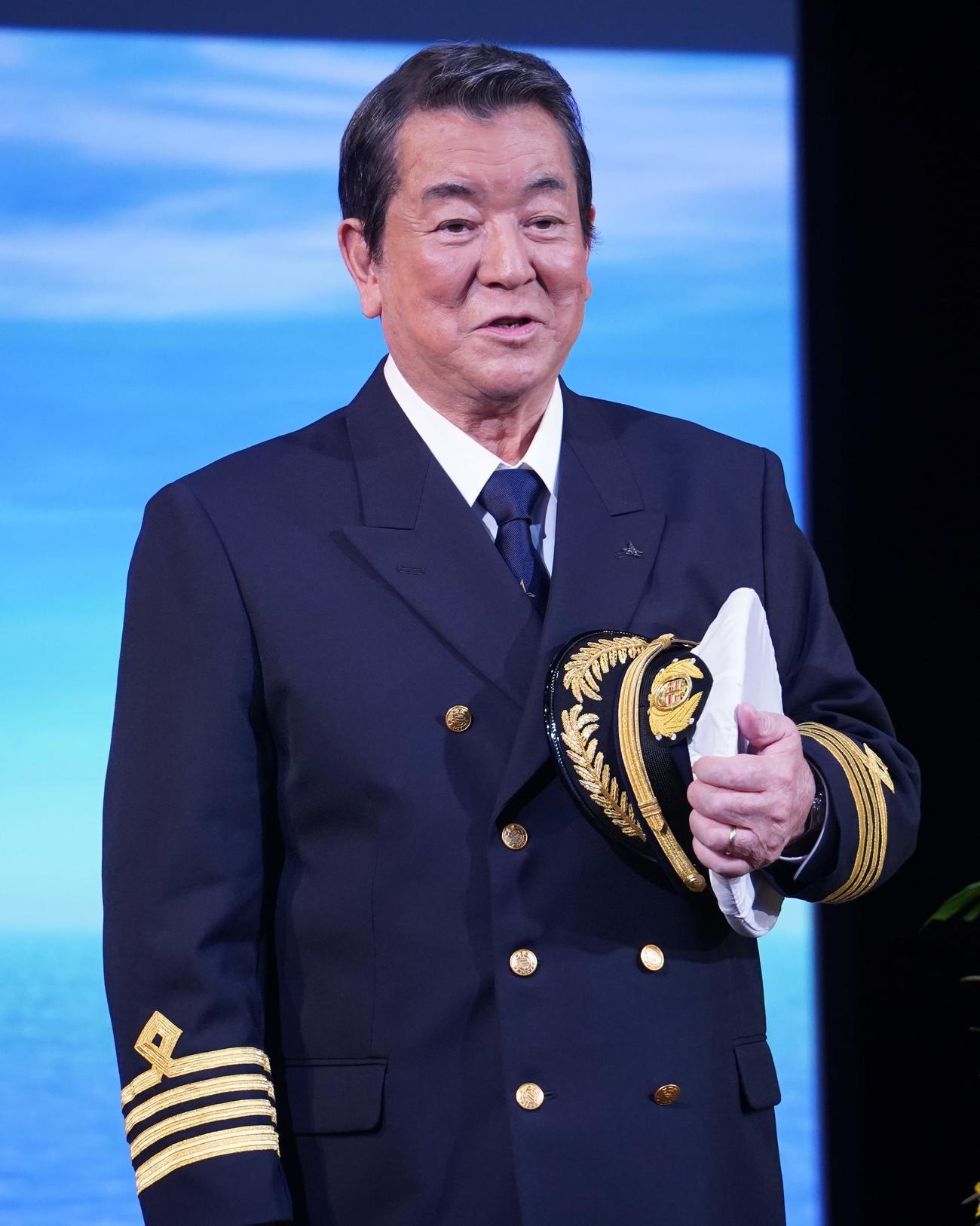 ラストライブの出航前に、囲み取材に応じた加山雄三（撮影・佐藤勝亮）
