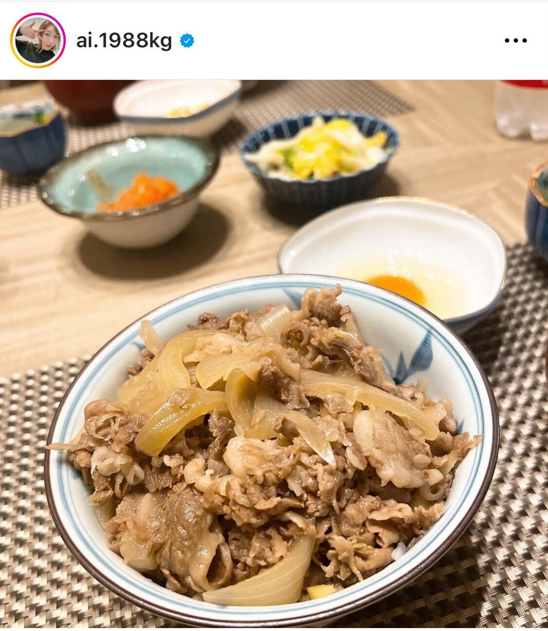 自宅の食卓での料理を公開した加護亜依（加護亜依のインスタグラムより）