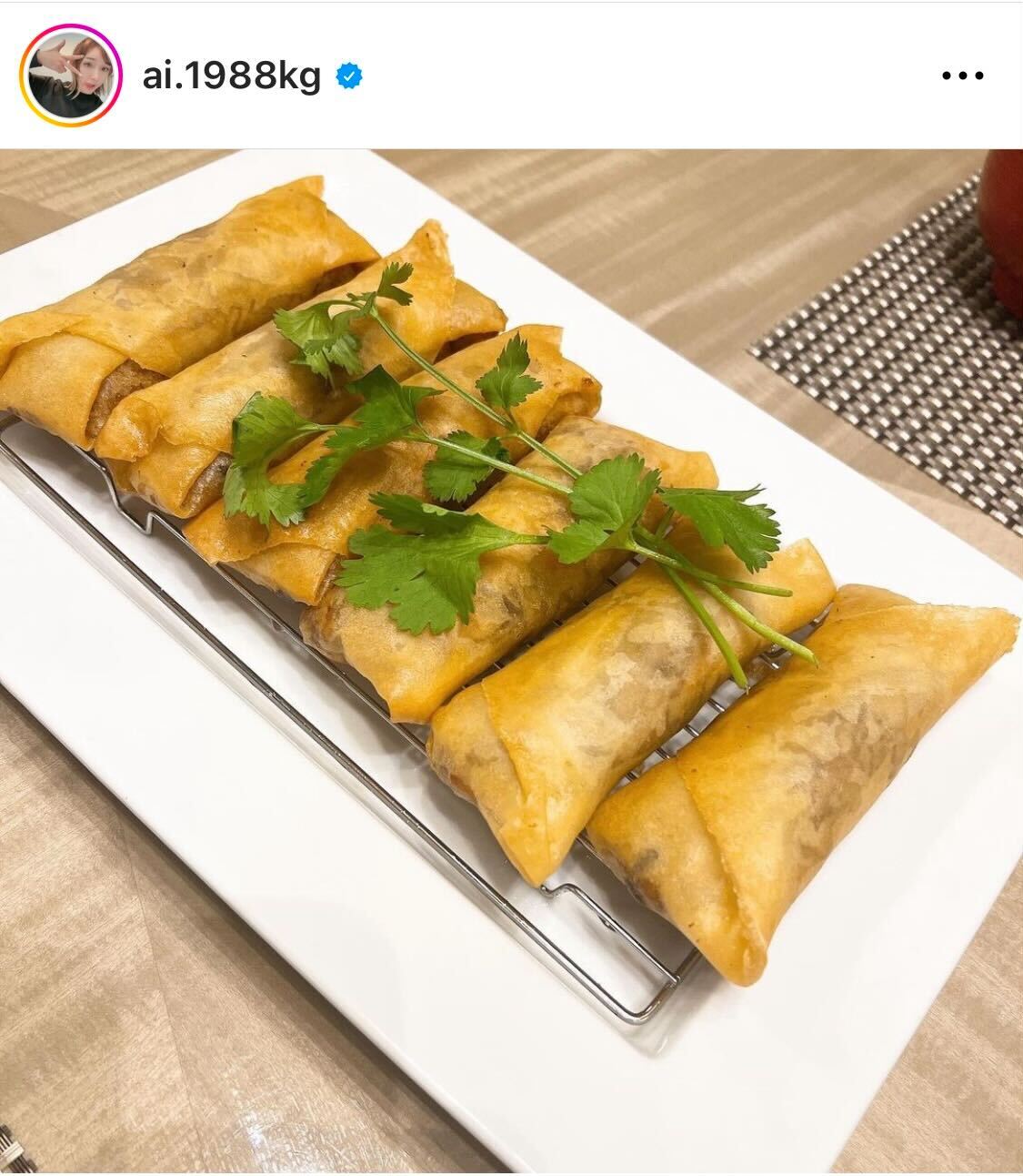 自宅の食卓での料理を公開した加護亜依（加護亜依のインスタグラムより）