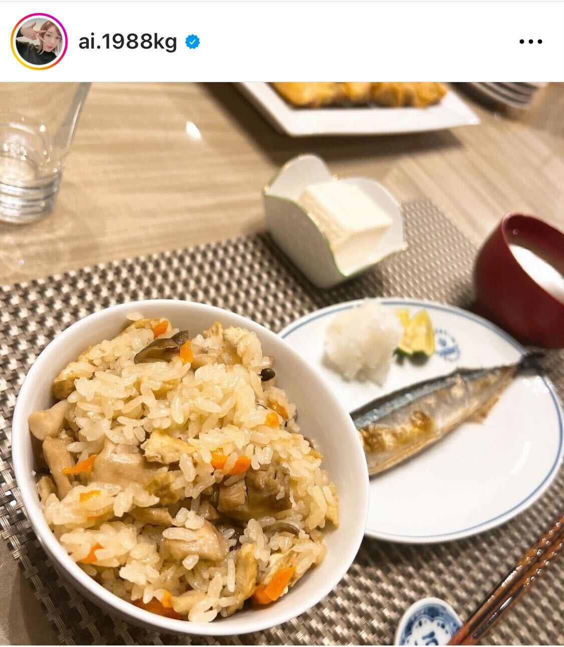 自宅の食卓での料理を公開した加護亜依（加護亜依のインスタグラムより）