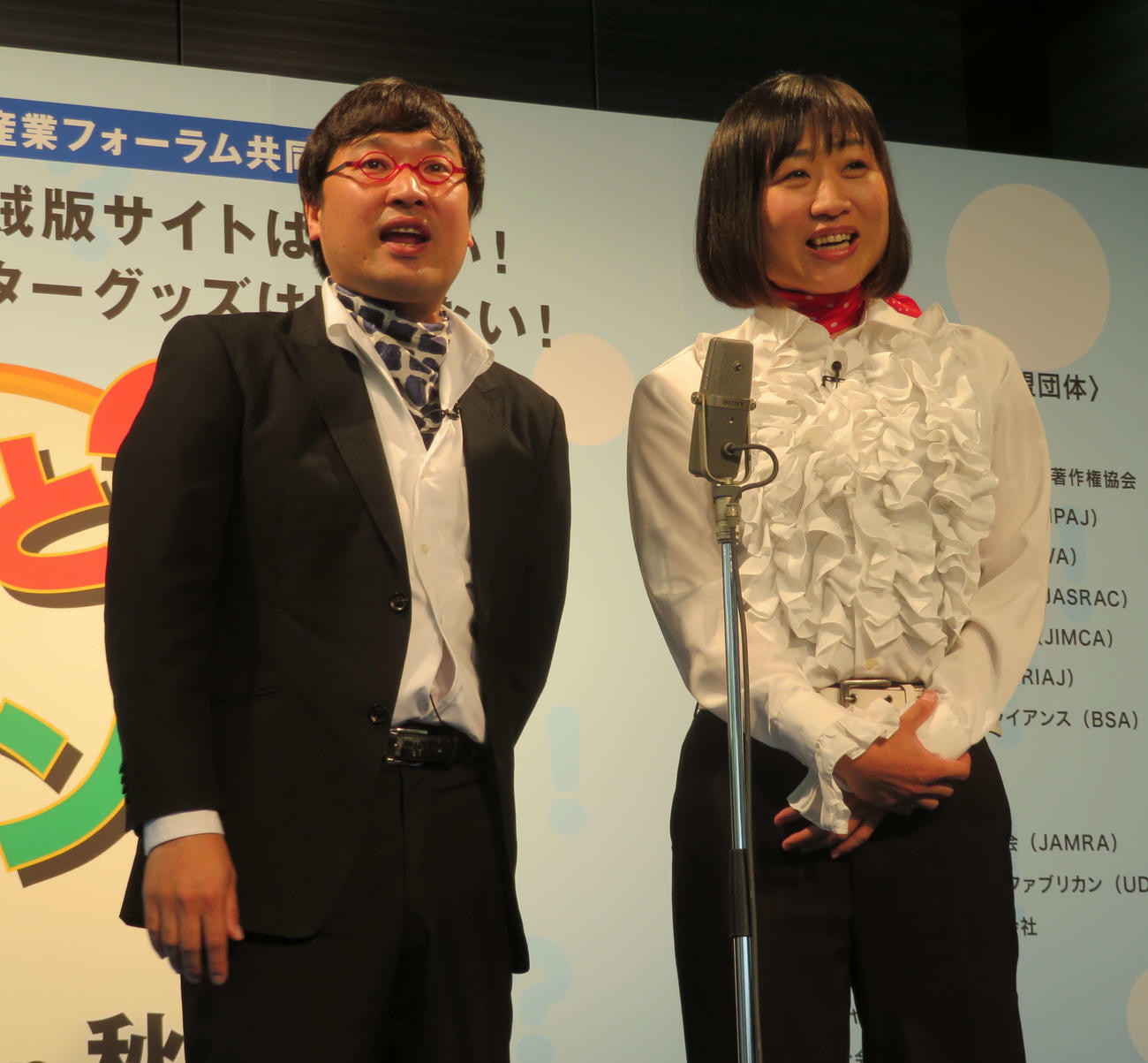 南海キャンディーズ山里亮太（左）。右は山崎静代（2018年5月撮影）