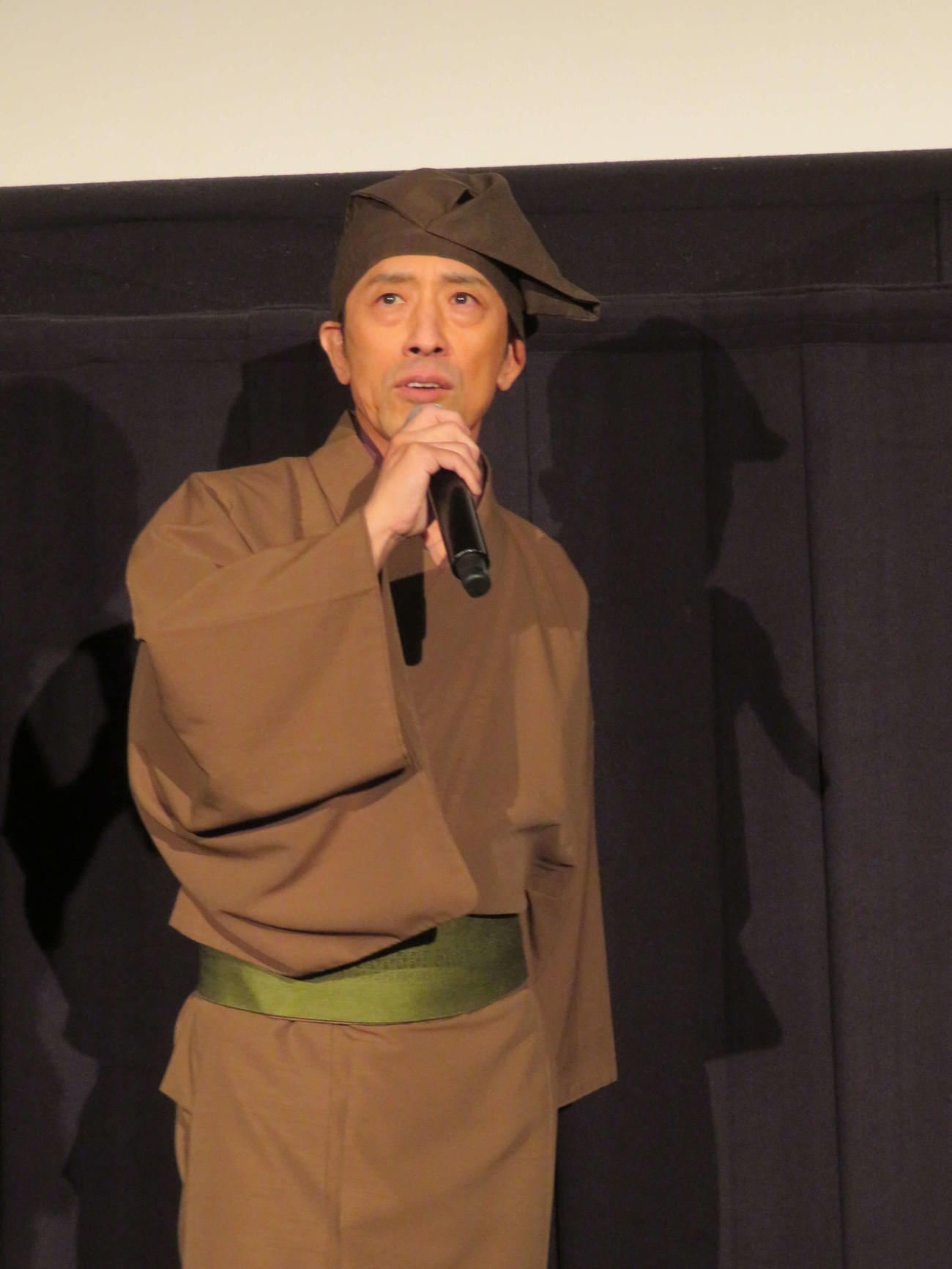 映画「近江商人、走る！」完成披露上映会で熱っぽく語る筧利夫（撮影・村上幸将）