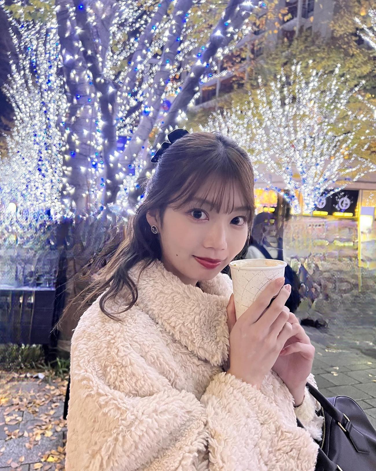 六本木・けやき坂のイルミネーションをバックに笑顔を見せる日向坂46高本彩花。高本彩花インスタグラムより
