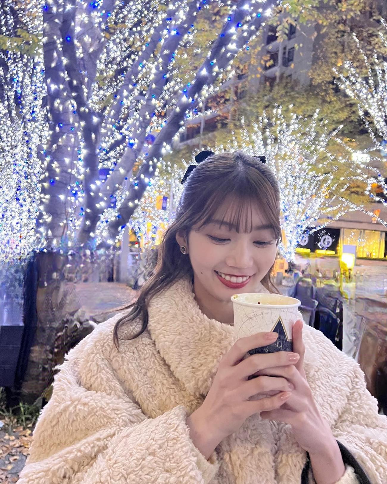 六本木・けやき坂のイルミネーションをバックに笑顔を見せる日向坂46高本彩花。高本彩花インスタグラムより