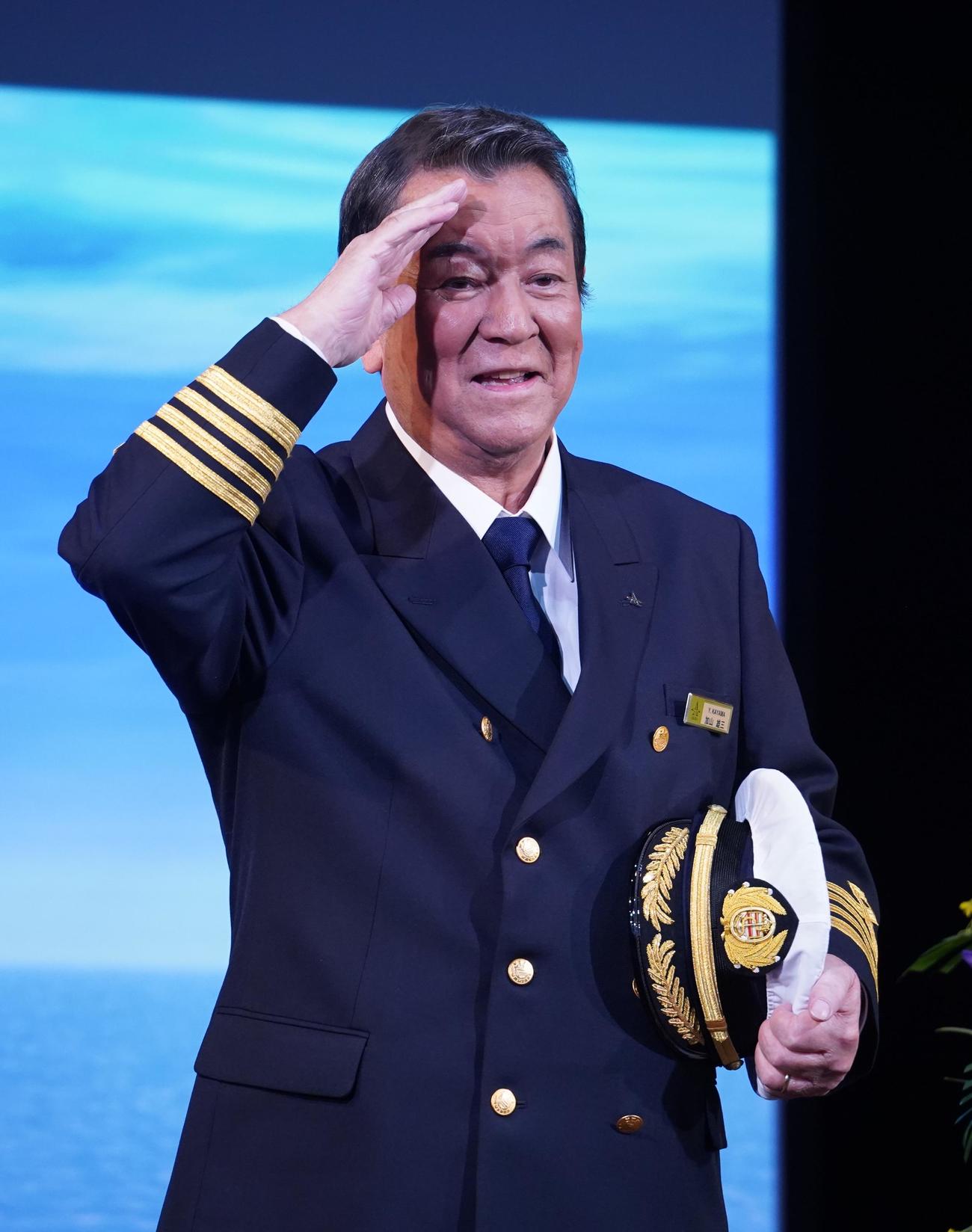 ラストライブの出航前に、囲み取材に応じた加山雄三（撮影・佐藤勝亮）