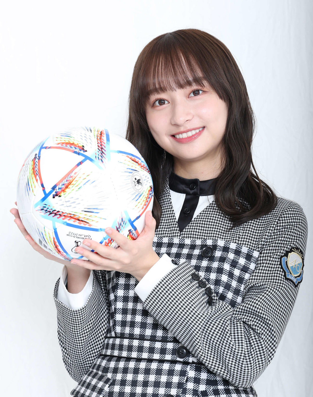 ワールドカップカタール大会公式試合球レプリカモデルを手にポーズを決める影山優佳（22年11月撮影）