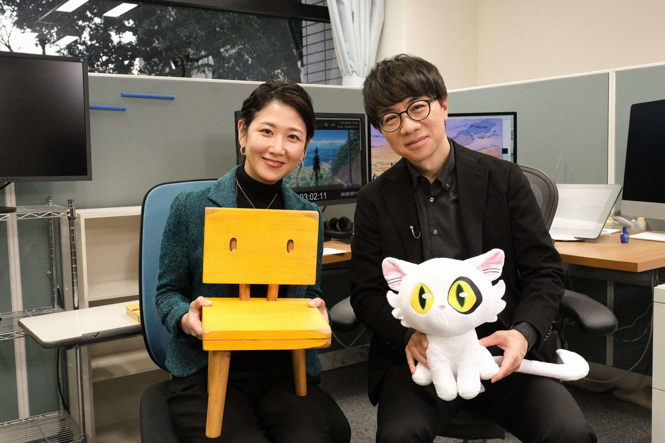NHK「クローズアップ現代」に出演する新海誠監督（右）。左は桑子真帆アナウンサー