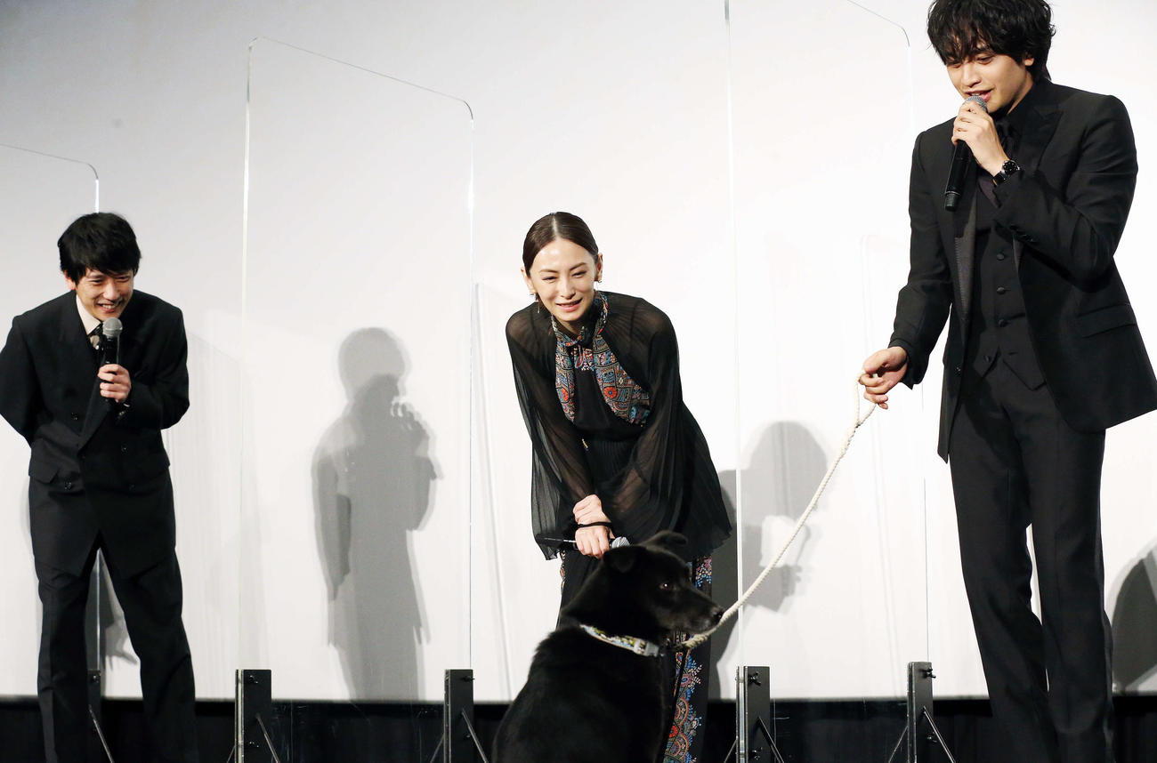 映画「ラーゲリより愛を込めて」初日舞台あいさつで犬の大吉（手前）と笑顔を見せる。左から二宮和也、北川景子、中島健人（撮影・宮地輝）