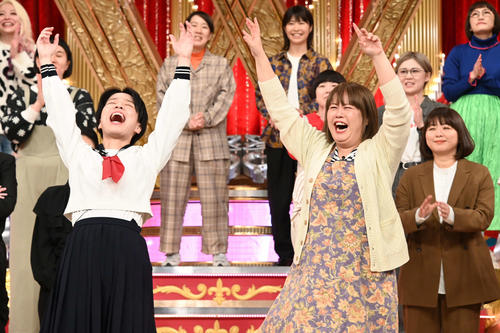 「THE W」で6代目女王に輝き、喜ぶ天才ピアニスト