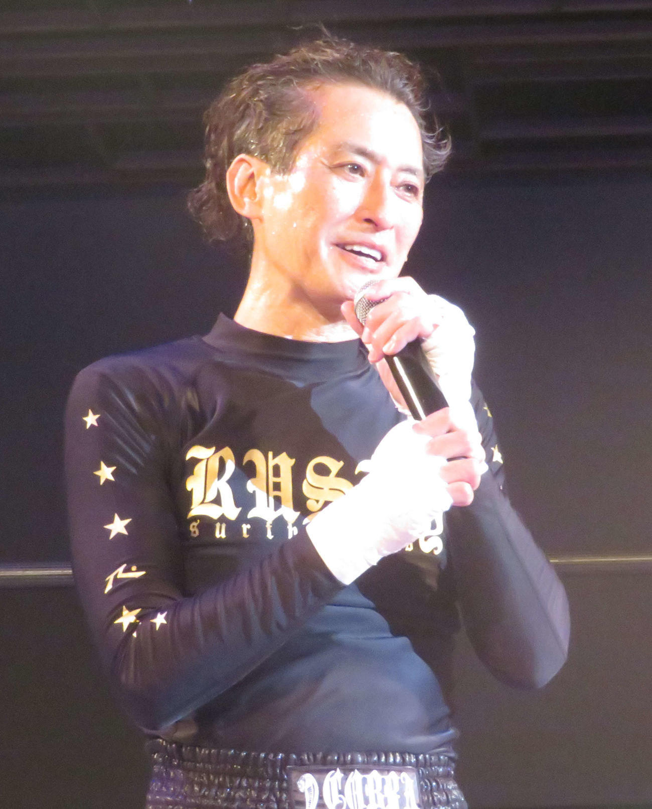 EXECUTIVE FIGHT BUSHIDO　試合後にリング上であいさつする大沢樹生（撮影・松熊洋介）
