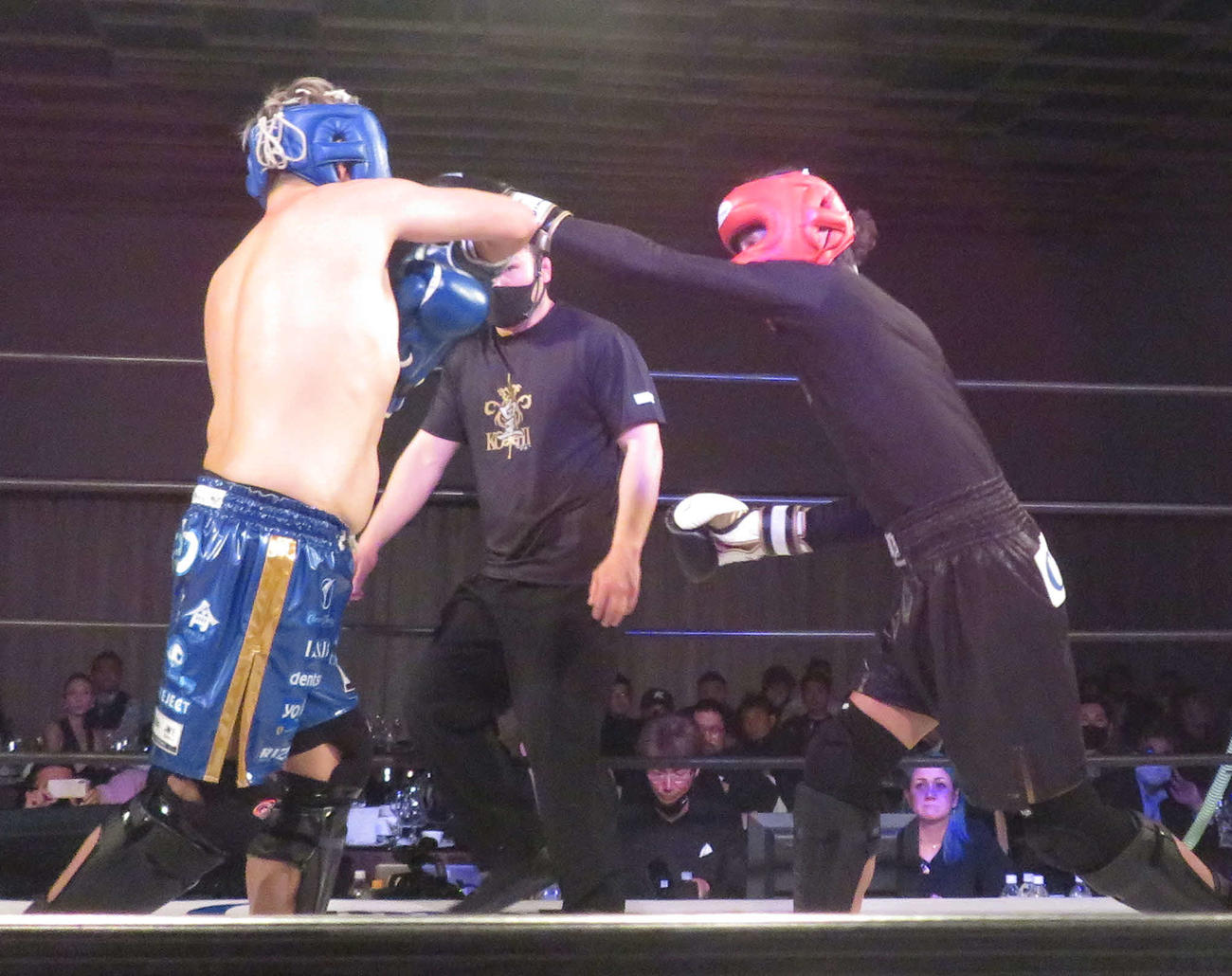 EXECUTIVE FIGHT BUSHIDO Yogiboの木村社長にパンチを浴びせる大沢樹生（右）（撮影・松熊洋介）
