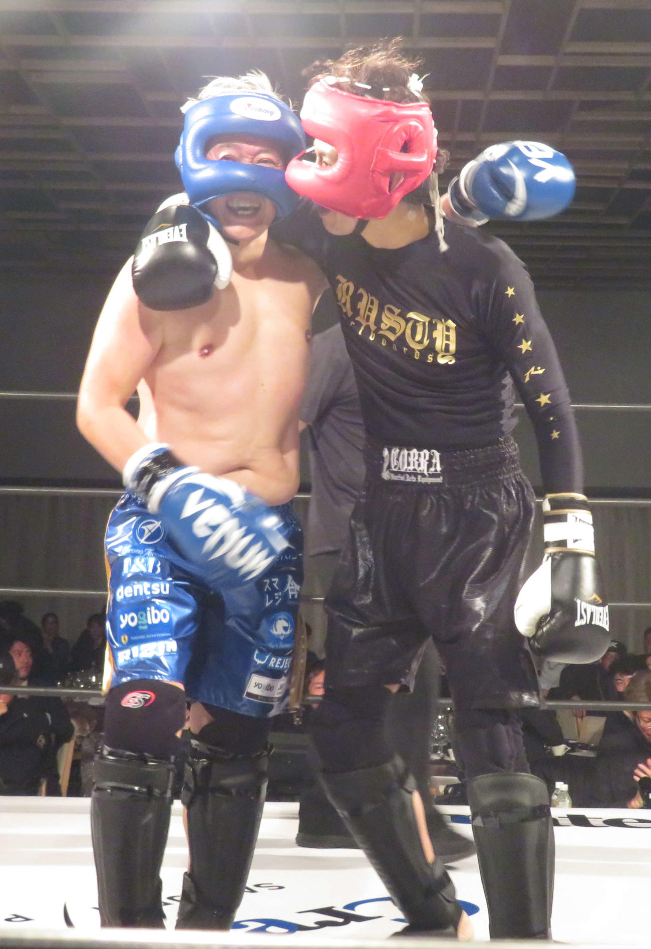 EXECUTIVE FIGHT BUSHIDO　試合後に対せイン相手のYogibo木村社長と抱き合う大沢樹生（撮影・松熊洋介）