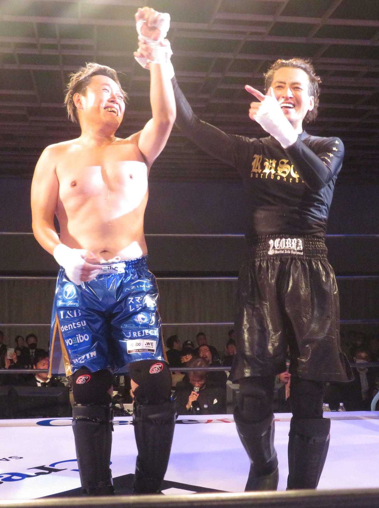 EXECUTIVE FIGHT BUSHIDO　勝利したYogiboの木村社長を称える大沢樹生（撮影・松熊洋介）