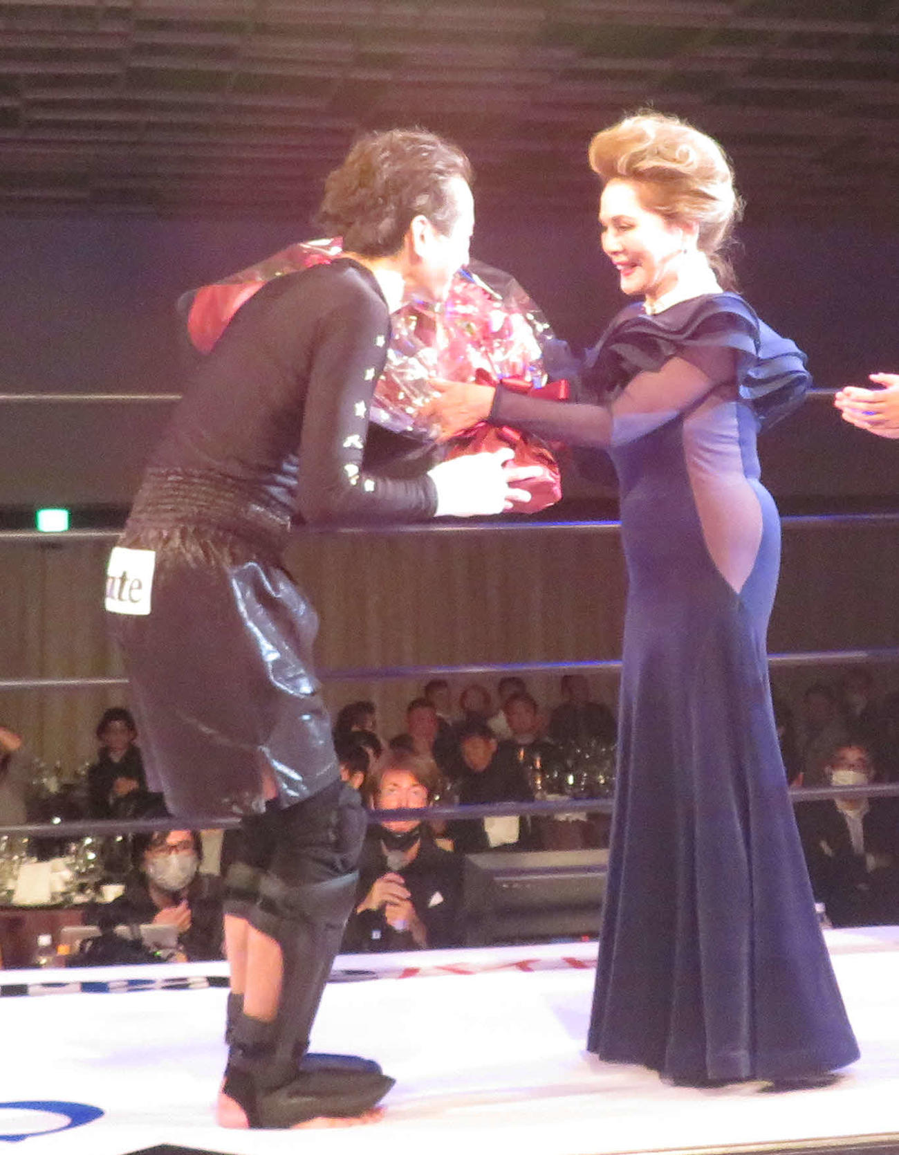 EXECUTIVE FIGHT BUSHIDO　大沢樹生に花束を渡すデヴィ夫人（撮影・松熊洋介）