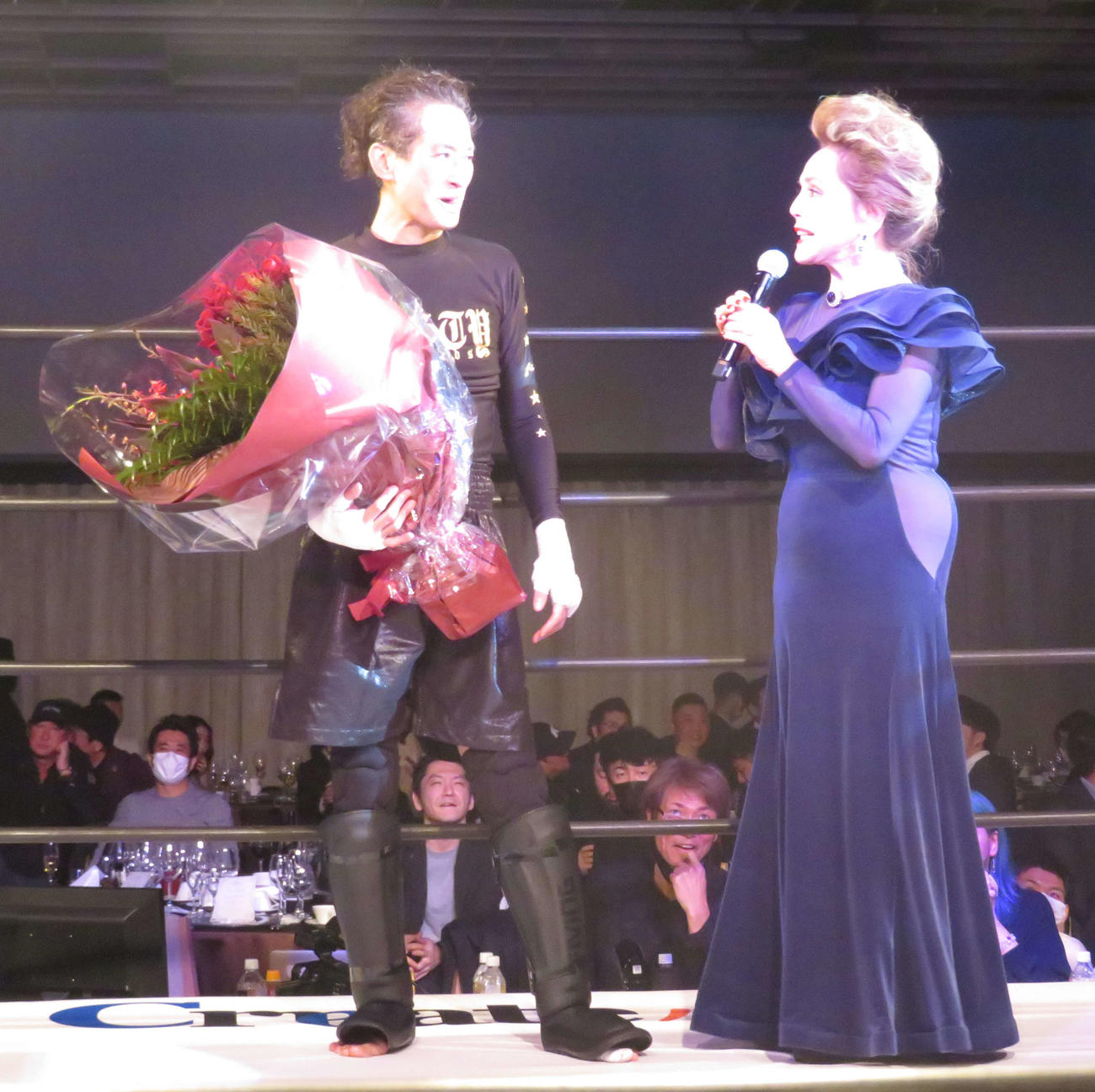 EXECUTIVE FIGHT BUSHIDO　試合を終えた大沢樹生に言葉をかけるデヴィ夫人（撮影・松熊洋介）