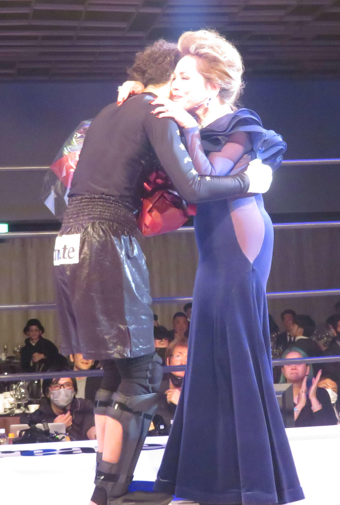 EXECUTIVE FIGHT BUSHIDO　大沢樹生に花束を渡し、抱き合うデヴィ夫人（撮影・松熊洋介）
