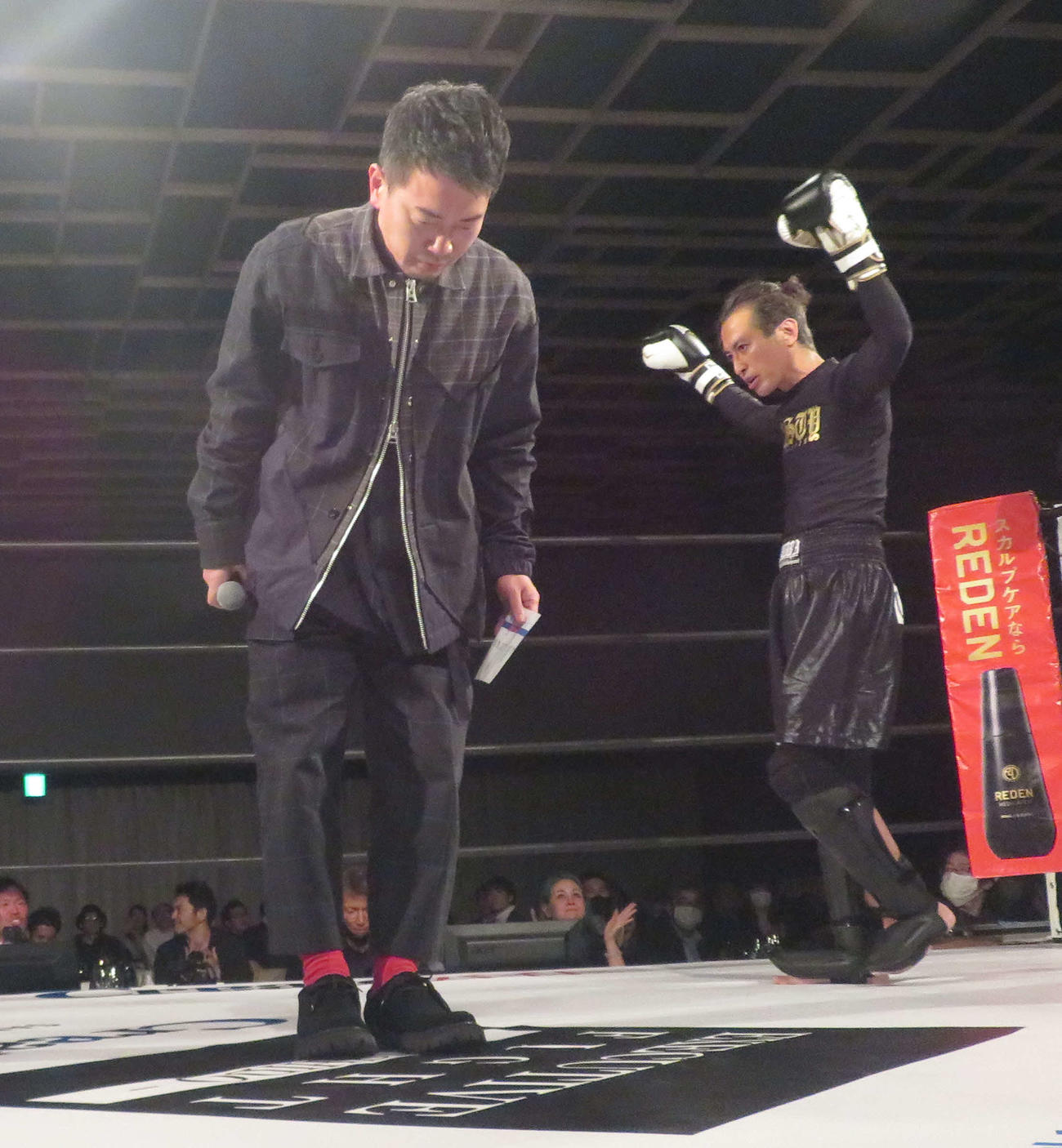 EXECUTIVE FIGHT BUSHIDO　リングアナを務めた宮迫博之。右は大沢樹生（撮影・松熊洋介）