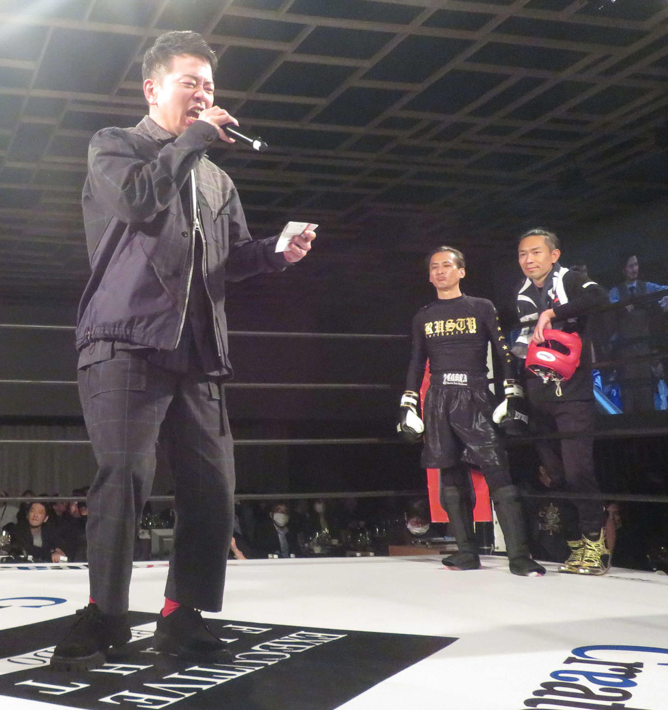 EXECUTIVE FIGHT BUSHIDO　リングアナを務めた宮迫博之のコールを聞く大沢樹生（右から2人目）（撮影・松熊洋介）