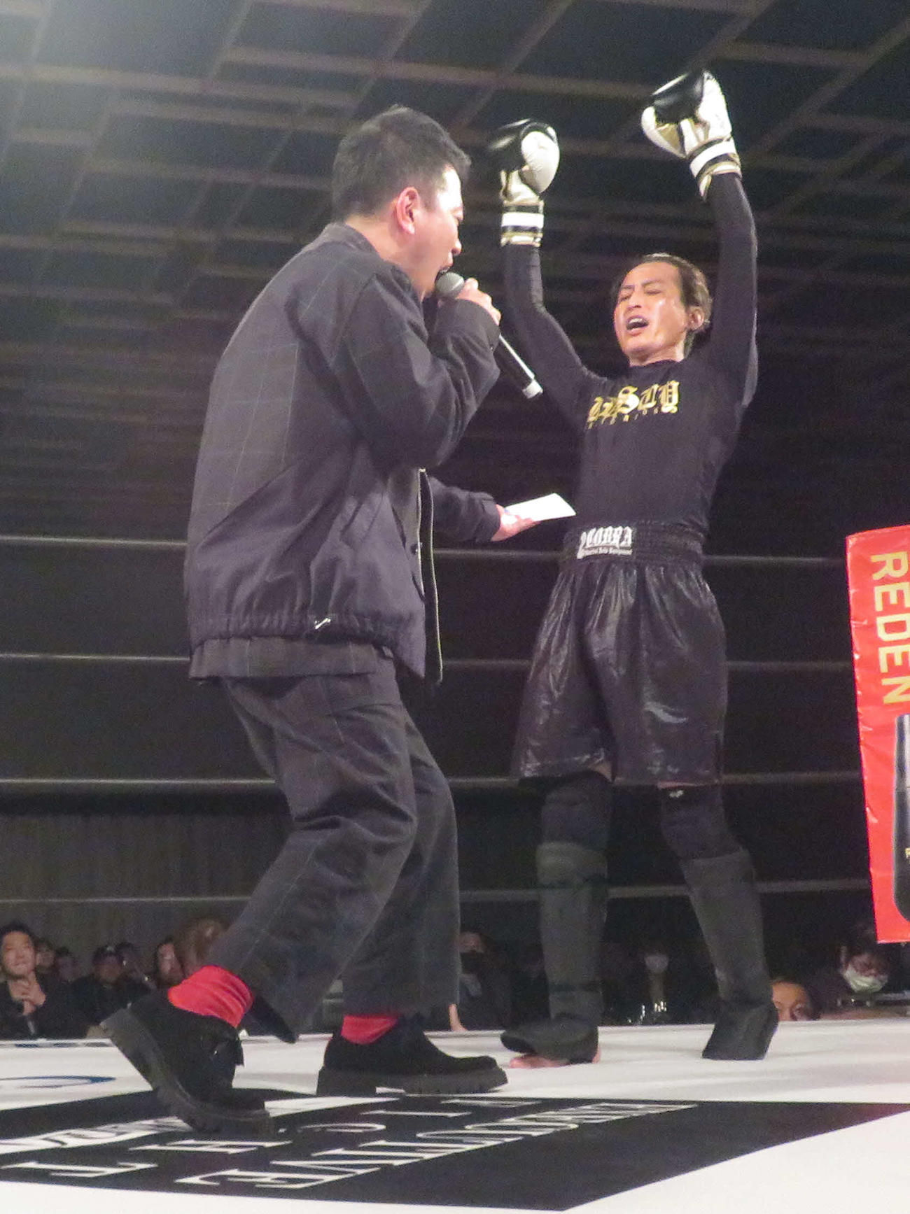 EXECUTIVE FIGHT BUSHIDO　リングアナを務めた宮迫博之。右は大沢樹生（撮影・松熊洋介）